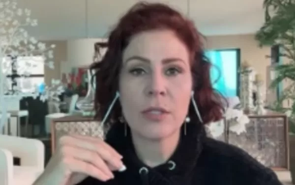 Condenada pelo STF, Carla Zambelli deixa o Brasil e anuncia pedido de licença do mandato