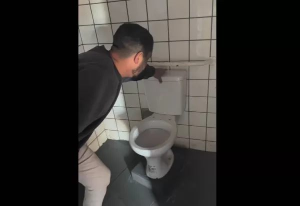 Prefeito de Ourinhos anuncia reforma de banheiro público na Praça do Food Truck e cobra conscientização da população