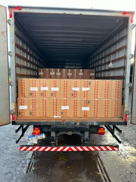 PRF apreende 120 mil maços de cigarros contrabandeados em Ourinhos; motorista é preso em flagrante