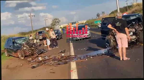 Acidente com colisão frontal deixa uma pessoa morta na Rodovia Raposo Tavares, em Ourinhos