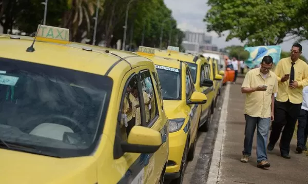 Lula assina MP que isenta taxistas da taxa de verificação de taxímetros e reduz exigência de aferição