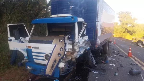 Acidente na SP-255 interdita rodovia em Pratânia 
