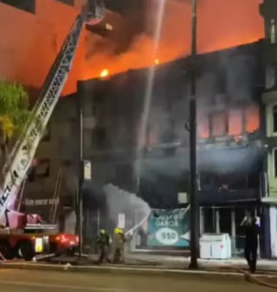 Vídeo: Incêndio em pousada de Porto Alegre deixa 10 mortos e oito feridos