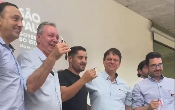 Prefeito Guilherme recebe retroescavadeira do Governo do Estado durante Agrishow 2026