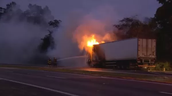 Motociclista morre após acidente com carreta com melões na SP-225 na região 