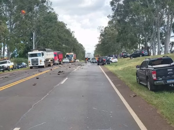 Acidente entre carro e carreta deixa um morto e dois feridos na SP-255 em Avaré