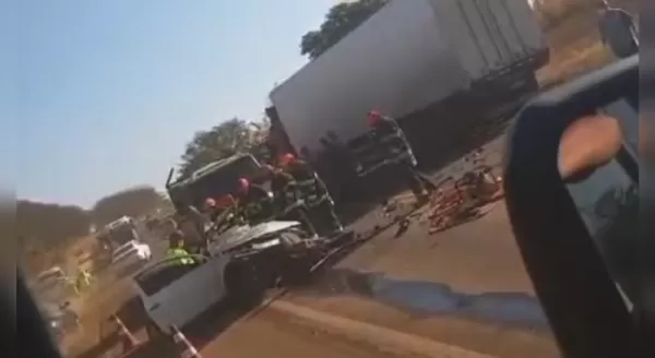 Motorista morre em colisão com carreta em Bocaina
