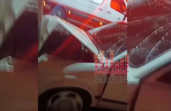 Colisão contra poste deixa dois feridos em Santa Cruz do Rio Pardo