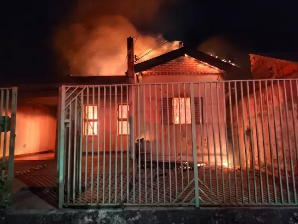 Casa é destruída por incêndio após briga de casal na zona norte de Marília