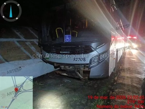 Ônibus perde controle e colide contra canaleta na SP-255, em Avaré