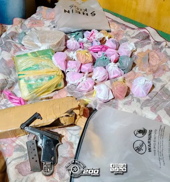 Operação conjunta do K9 do 13º BAEP e Polícia Civil prende quatro e apreende arma e drogas em Espírito Santo do Turvo