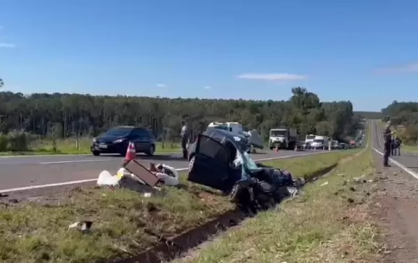 Motorista fica gravemente ferido após colisão frontal entre carro e caminhão na SP-225 em Pederneiras