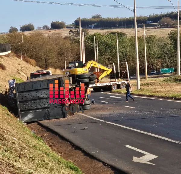 Caminhão tomba na Raposo Tavares em Ourinhos 