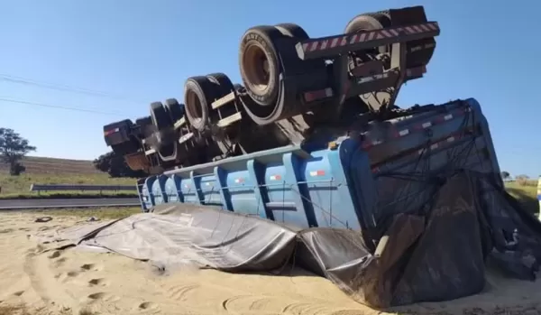 Caminhão com 27 toneladas de farelo de soja tomba e interdita rodovia em Assis