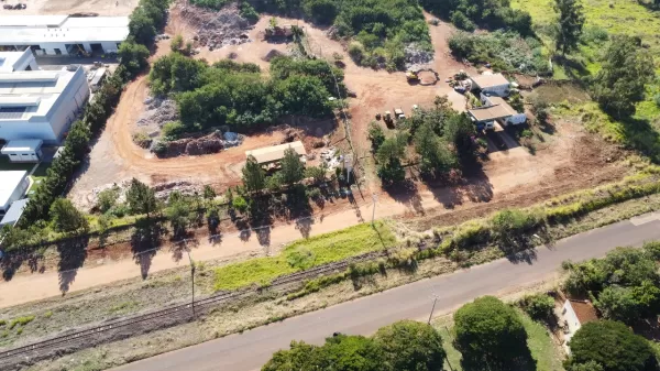 Após denúncia do Passando a Régua caçambas abandonadas são retiradas e limpeza é feita no Distrito Industrial 4 em Ourinhos