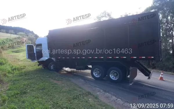 Acidente entre carro e carreta deixa quatro mortos em rodovia no interior de SP