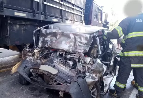 Motorista de carro morre após bater em caminhão na SP-300 
