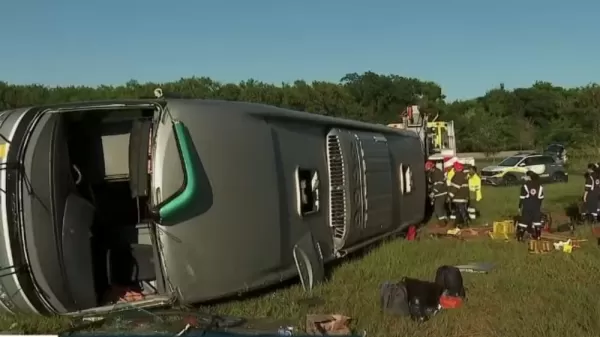 Ônibus com 43 passageiros tomba na SP-326 em Jaboticabal e deixa três mortos, sendo uma criança 