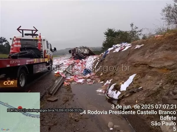 Motorista morre após tombar carreta com papel sulfite na Rodovia Castello Branco em Bofete