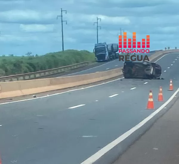 Carro atinge carreta e capota na Rodovia Raposo Tavares, próximo ao trevo de Canitar