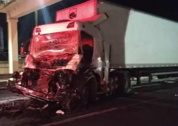 Motorista morre em colisão entre carretas na SP-225, em Jaú