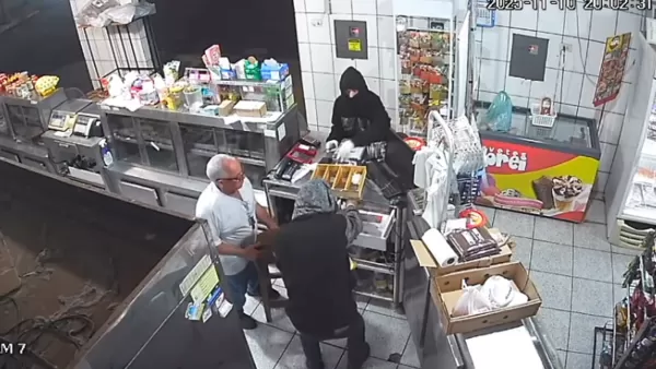 Vídeo mostra dono de açougue reagindo com um banco durante assalto em Ourinhos; casal foi preso e um está foragido