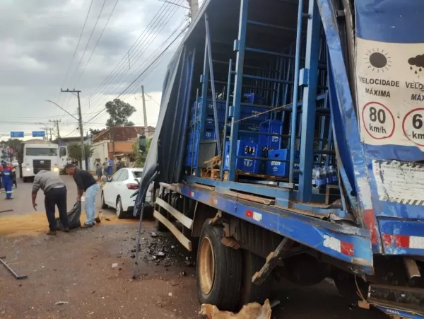 Caminhão carregado com sorgo perde freio, atinge veículos e tomba em São Pedro do Turvo
