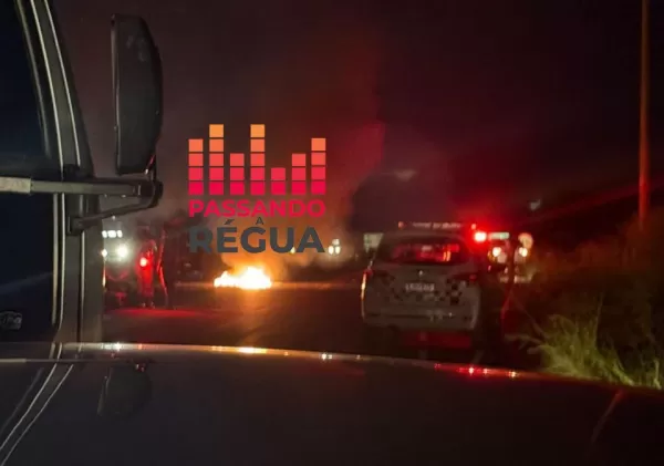Motocicleta da PM pega fogo após acidente na Raposo Tavares em Canitar; vítima é socorrida
