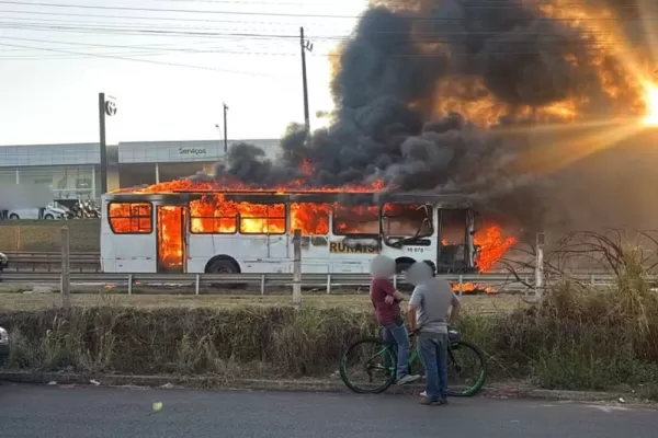 Ônibus com 36 trabalhadores rurais pega fogo na SP-255 em Avaré