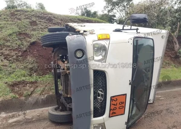 Caminhão carregado com baterias tomba após atingir barreira na rodovia em Ourinhos