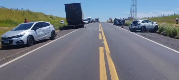 Engavetamento com cinco veículos deixa feridos na BR-153 em Marília