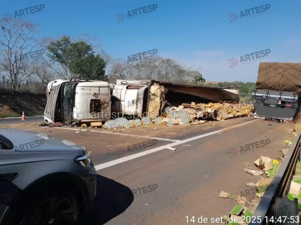 Carreta carregada com enlatados tomba e interdita trecho da SP-333 em Marília