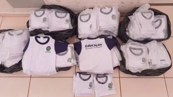 Moradores cobram prefeito de Bernardino de Campos por atraso na entrega de uniformes e materiais escolares; confira explicação para o atraso