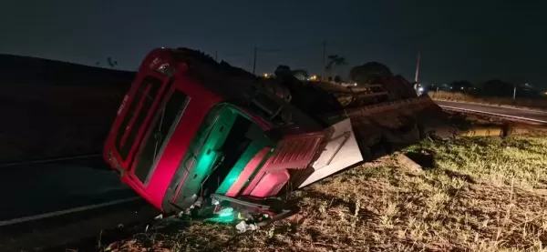 Pai e filho ficam feridos após carreta tombar em alça de retorno da SP-294