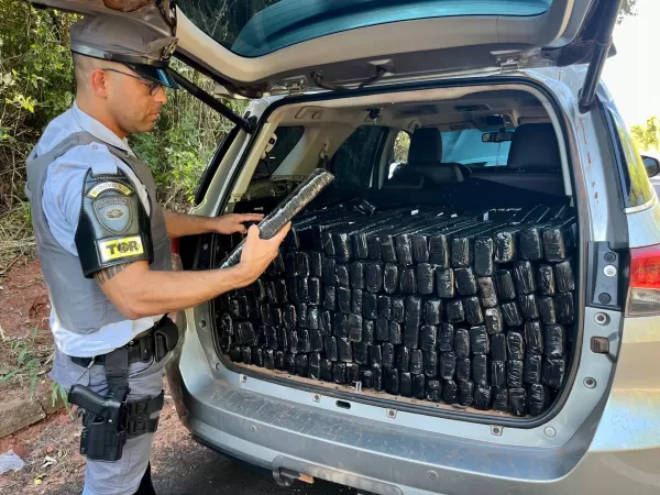 Placas de carros registrados em Ourinhos são encontradas em veículo abandonado com 500 kg de maconha no interior de SP