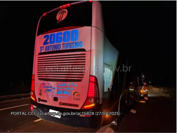 Acidente entre ônibus e motocicleta é registrado na madrugada deste domingo na SP-225 em Jaú 