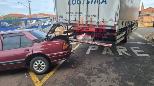 Acidente entre caminhão e carro deixa danos materiais em Ourinhos