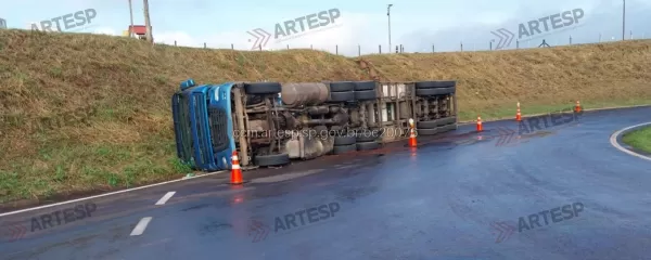 Carreta tomba em acesso à Raposo Tavares, em Palmital, e interdita alça por mais de um dia