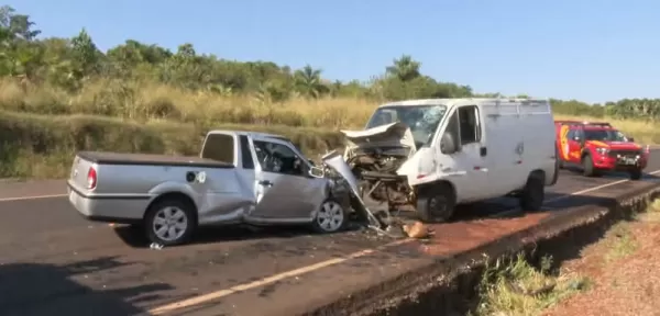 Pai, mãe e filha morrem após batida entre carro e van na PR-317, em Maringá