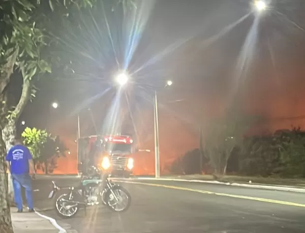Incêndio atinge área de vegetação próxima a condomínios em Ourinhos
