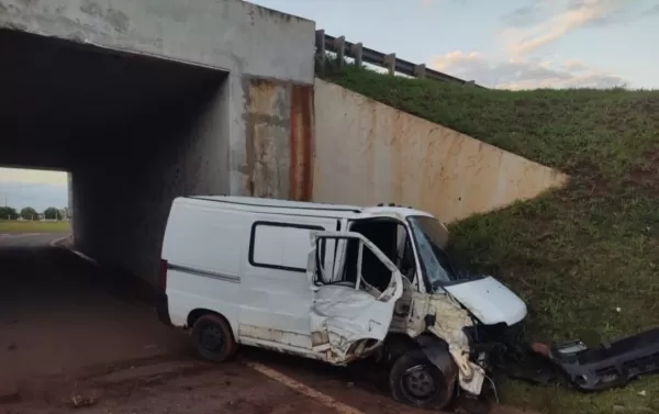 Van sai da pista após ser fechada por caminhão e deixa dois feridos na SP-327 em Santa Cruz do Rio Pardo