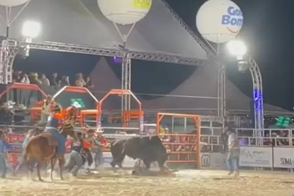 Peão arrastado por touro em rodeio de Hortolândia está fora de risco; Vídeo