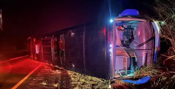 Cinco pessoas ficam feridas após tombamento de ônibus no Paraná, afirma polícia