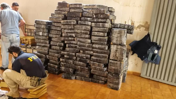 PRF apreende maconha escondidas em carga de pão de ló na BR-153 em Ourinhos