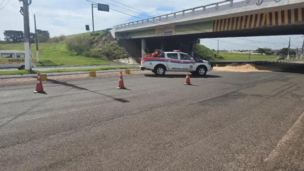 Areia espalhada na Avenida Luiz Saldanha Rodrigues mobiliza Defesa Civil em Ourinhos