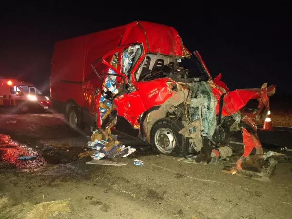Homem de 45 anos morre após van atingir traseira de caminhão na Rodovia Castello Branco, em Santa Cruz do Rio Pardo