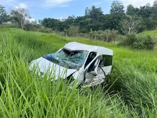Acidente entre carro e van da Prefeitura de Botucatu deixa dois feridos na Rodovia Marechal Rondon