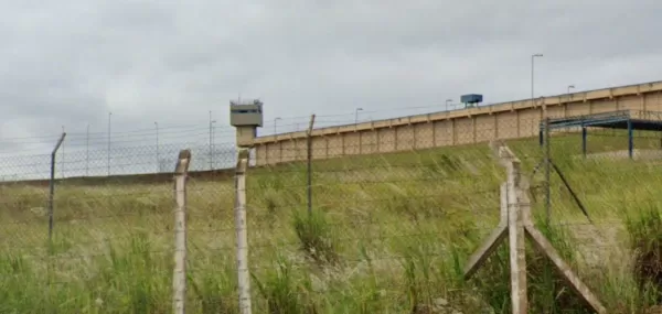 Jovem é presa ao tentar entrar com maconha em penitenciária de Bernardino de Campos