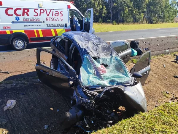 Família fica ferida em capotamento na Rodovia Castello Branco, em Santa Cruz do Rio Pardo 