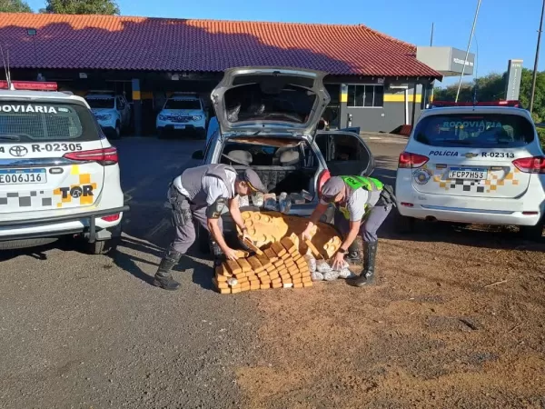 Motorista é flagrado com 50 quilos de maconha e outras drogas em Assis